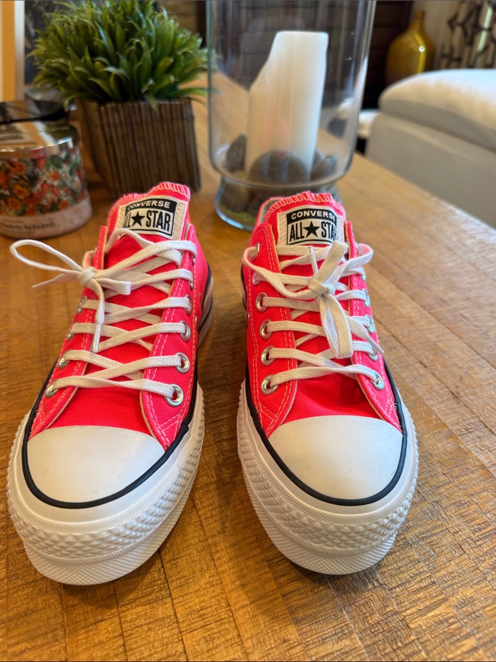 Converse Kids Low Top Sneakers in Hot Pink and White , brand new 2” flat form.